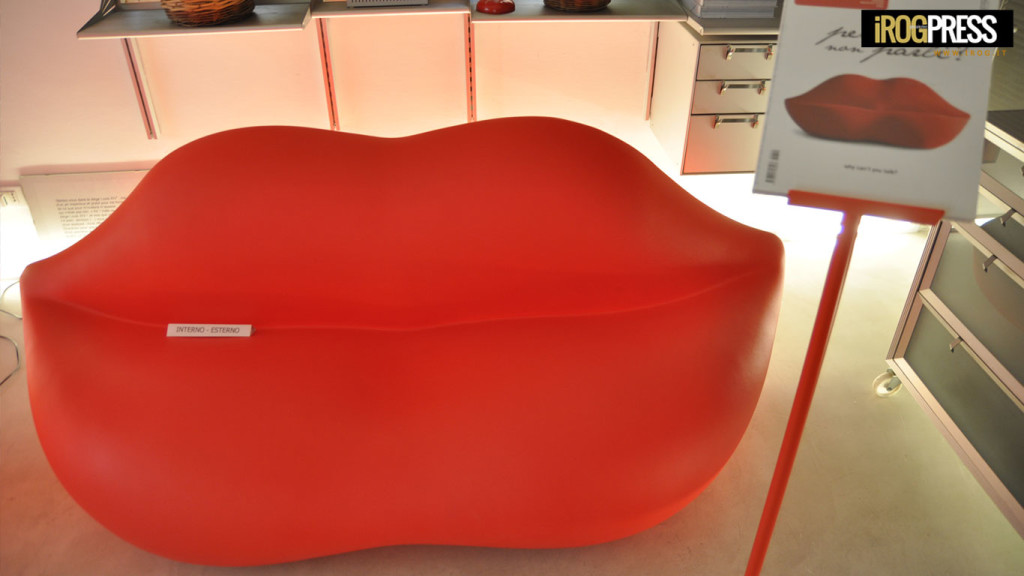 UN INTERNO DI DESIGN, BOLOGNESE - VIAGGIO SURREALE ATTRAVERSO UNO SPAZIO REINTERPRETATO