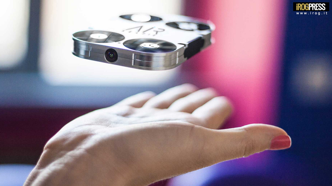 AIRSELFIE, LA PRIMA FLYING CAMERA (DRONE) TASCABILE