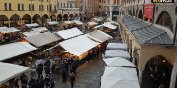 SOSPESE A PADOVA CINQUE ATTIVITÀ DI VENDITA AL MERCATO DI PIAZZA DELLE ERBE PER VIOLAZIONI DI NORME SUL DIRITTO DEL LAVORO