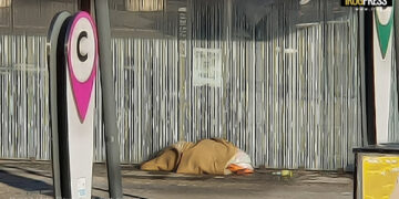 SENZATETTO ALLA STAZIONE DI PADOVA, IL MARCIAPIEDE PER UN RIFUGIO AL GELO