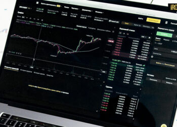 OPERAZIONE INTERNAZIONALE “TRADE SCAM”: SMANTELLATA UNA RETE DI TRUFFE FINANZIARIE