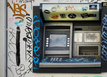 AL BANCOMAT CON 99 CARTE INTESTATE AD ALTRETTANTE PERSONE