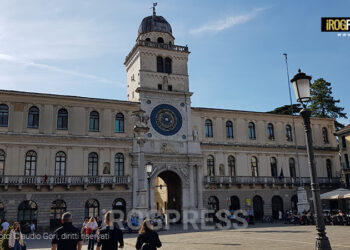 TENSIONE A PADOVA IN PIAZZA DEI SIGNORI: AGENTI ACCERCHIATI, DUE VIGILI FERITI DURANTE UN CONTROLLO