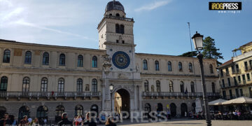 TENSIONE A PADOVA IN PIAZZA DEI SIGNORI: AGENTI ACCERCHIATI, DUE VIGILI FERITI DURANTE UN CONTROLLO