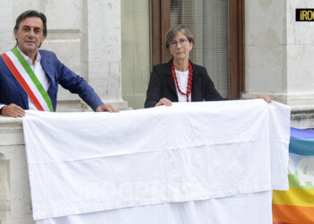 ESPOSTO UN SUDARIO SIMBOLICO ALLE FINESTRE DI PALAZZO MORONI PER ADESIONE ALLA CAMPAGNA “24 MAGGIO – 50.000 SUDARI PER GAZA”