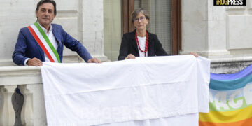 ESPOSTO UN SUDARIO SIMBOLICO ALLE FINESTRE DI PALAZZO MORONI PER ADESIONE ALLA CAMPAGNA “24 MAGGIO – 50.000 SUDARI PER GAZA”