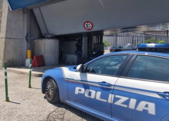 GIACIGLI OCCULTI NELL’INTRADOSSO DEL CAVALCAVIA UNITA’ D’ITALIA, CON BOTOLA DI ACCESSO. DENTRO 2 STRANIERI SENZA FISSA DIMORA