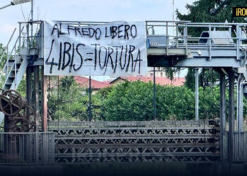 LA POLIZIA INDIVIDUA A PADOVA, IN CENTRO CITTÀ, SECONDO STRISCIONE, ORA CONTRO 41bis. INDAGA LA DIGOS