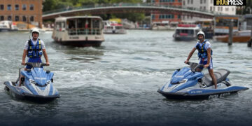 EROI IN DIVISA , A CHIOGGIA DUE AGENTI SALVANO UN UOMO DAL MARE