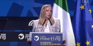 MELONI AL MEETING DI RIMINI: «COSTRUIRE CON MATTONI NUOVI IL FUTURO DELL’ITALIA»