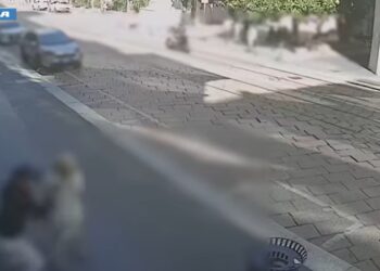 RAPINA UN’ANZIANA (VIDEO) E FUGGE IN MONOPATTINO: 24ENNE FERMATO A MILANO