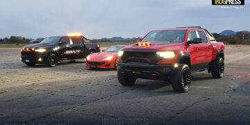 FERRARI CONTRO PICK-UP DA 3 TONNELLATE: SPETTACOLO ALL’AEROPORTO “ALLEGRI” DI PADOVA DURANTE LA PUNTATA SPECIALE DI DRIVE UP